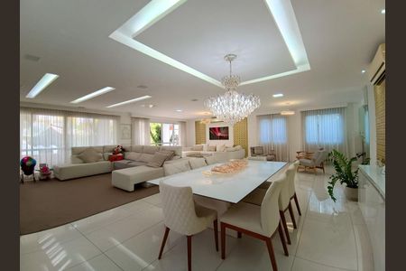 Casa de condomínio à venda com 600m², 4 quartos e 9 vagas Casa de condomínio à venda com 600m², 4 quartos e 9 vagasSala