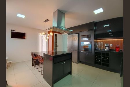 Casa de condomínio à venda com 600m², 4 quartos e 9 vagas Casa de condomínio à venda com 600m², 4 quartos e 9 vagasCozinha