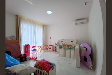 Casa de condomínio à venda com 600m², 4 quartos e 9 vagas Casa de condomínio à venda com 600m², 4 quartos e 9 vagasQuarto