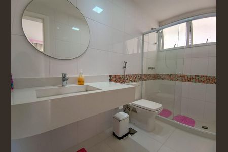 Casa de condomínio à venda com 600m², 4 quartos e 9 vagas Casa de condomínio à venda com 600m², 4 quartos e 9 vagasBanheiro