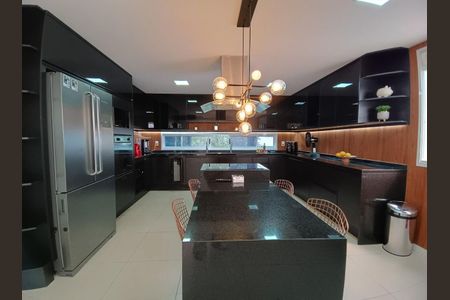 Casa de condomínio à venda com 600m², 4 quartos e 9 vagas Casa de condomínio à venda com 600m², 4 quartos e 9 vagasCozinha