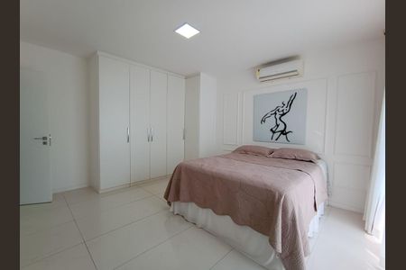 Casa de condomínio à venda com 600m², 4 quartos e 9 vagas Casa de condomínio à venda com 600m², 4 quartos e 9 vagasQuarto