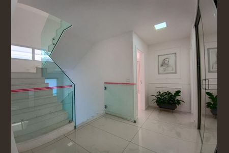 Casa de condomínio à venda com 600m², 4 quartos e 9 vagas Casa de condomínio à venda com 600m², 4 quartos e 9 vagasCorredor