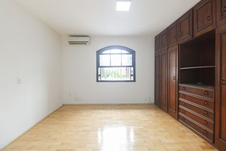 Casa para alugar com 350m², 3 quartos e 4 vagas Casa para alugar com 350m², 3 quartos e 4 vagasSuíte