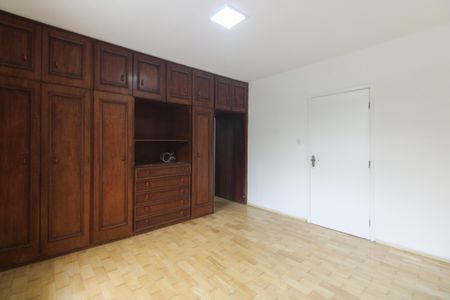 Casa para alugar com 350m², 3 quartos e 4 vagas Casa para alugar com 350m², 3 quartos e 4 vagasSuíte