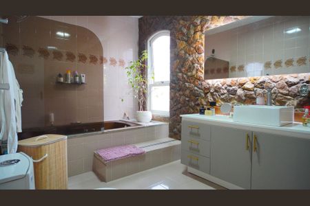 Casa à venda com 546m², 4 quartos e 9 vagas Casa à venda com 546m², 4 quartos e 9 vagasBanheiro suite 1