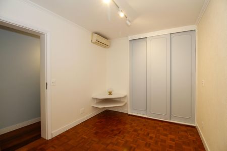 Apartamento à venda com 102m², 3 quartos e 2 vagas Apartamento à venda com 102m², 3 quartos e 2 vagasSuíte