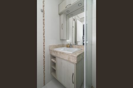 Banheiro de apartamento à venda com 1 quarto, 42m² em Passo da Areia, Porto Alegre