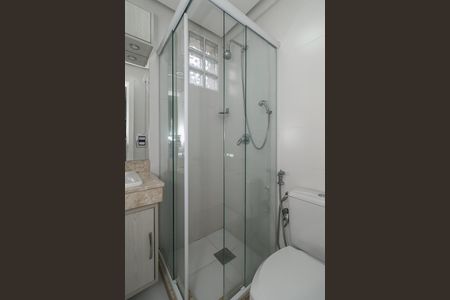 Banheiro de apartamento à venda com 1 quarto, 42m² em Passo da Areia, Porto Alegre