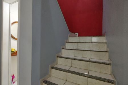 Casa de condomínio à venda com 150m², 3 quartos e 1 vagaEscada