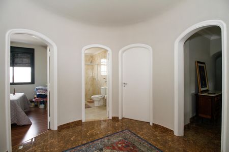 Apartamento para alugar com 298m², 4 quartos e 3 vagas Apartamento para alugar com 298m², 4 quartos e 3 vagasCorredor