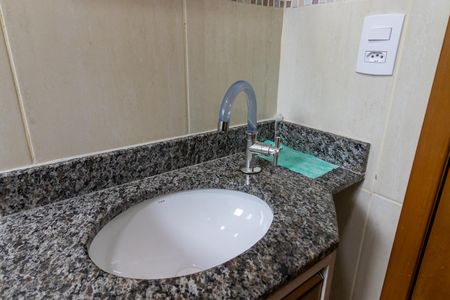 Apartamento para alugar com 100m², 2 quartos e 1 vaga Apartamento para alugar com 100m², 2 quartos e 1 vagaBanheiro social