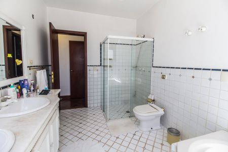 Casa de condomínio para alugar com 450m², 4 quartos e 3 vagasBanheiro da Suíte