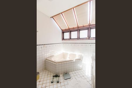 Casa de condomínio para alugar com 450m², 4 quartos e 3 vagasBanheiro da Suíte