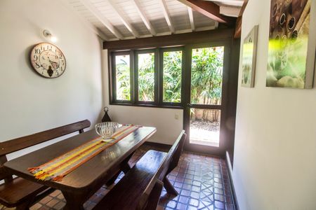 Casa de condomínio para alugar com 450m², 4 quartos e 3 vagasCopa