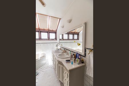 Casa de condomínio para alugar com 450m², 4 quartos e 3 vagasBanheiro da Suíte