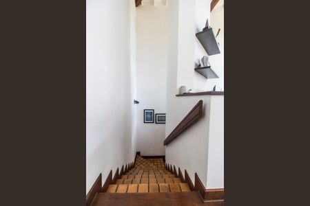 Casa de condomínio para alugar com 450m², 4 quartos e 3 vagasEscada