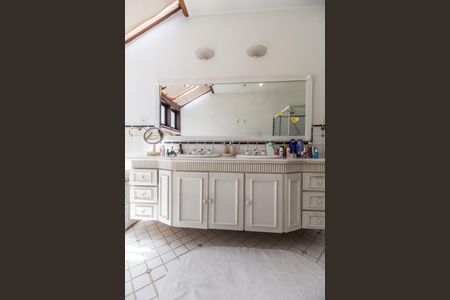 Casa de condomínio para alugar com 450m², 4 quartos e 3 vagasBanheiro da Suíte