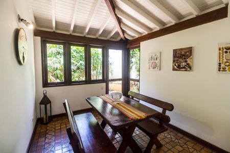 Casa de condomínio para alugar com 450m², 4 quartos e 3 vagasCopa