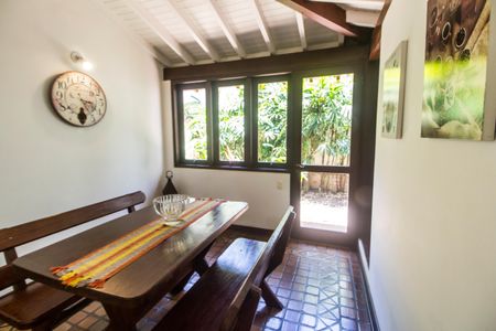 Casa de condomínio para alugar com 450m², 4 quartos e 3 vagasCopa