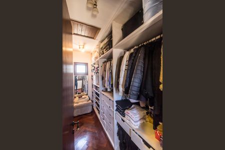 Casa de condomínio para alugar com 450m², 4 quartos e 3 vagasCloset da suíte