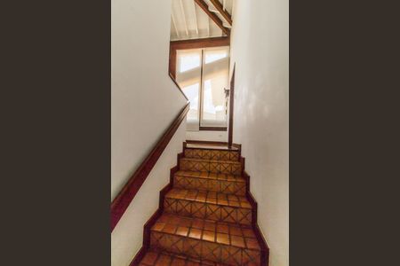 Casa de condomínio para alugar com 450m², 4 quartos e 3 vagasEscada