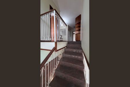 Casa à venda com 250m², 4 quartos e 3 vagasEscada