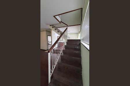 Casa à venda com 250m², 4 quartos e 3 vagasEscada