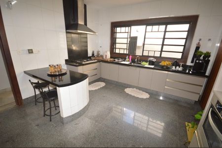 Casa à venda com 400m², 3 quartos e 6 vagas