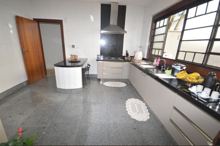 Casa à venda com 400m², 3 quartos e 6 vagas