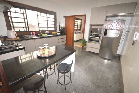 Casa à venda com 400m², 3 quartos e 6 vagas