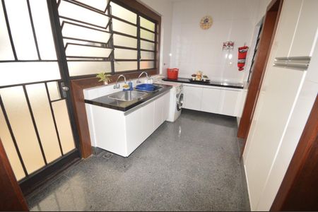 Casa à venda com 400m², 3 quartos e 6 vagas