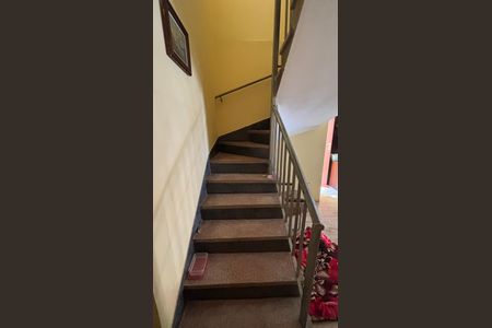 Casa à venda com 173m², 2 quartos e 2 vagas Casa à venda com 173m², 2 quartos e 2 vagasEscada