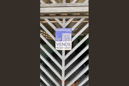 Casa à venda com 173m², 2 quartos e 2 vagas Casa à venda com 173m², 2 quartos e 2 vagasFachada