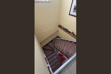 Casa à venda com 173m², 2 quartos e 2 vagas Casa à venda com 173m², 2 quartos e 2 vagasEscada