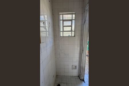 Casa à venda com 173m², 2 quartos e 2 vagas Casa à venda com 173m², 2 quartos e 2 vagasQuintal - Banheiro