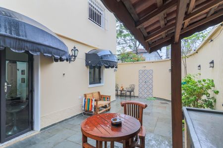 Casa à venda com 249m², 3 quartos e 2 vagas Casa à venda com 249m², 3 quartos e 2 vagasÁrea externa/Churrasqueira