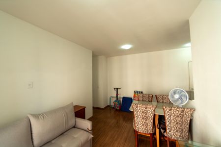 Sala de apartamento para alugar com 2 quartos, 72m² em Jardim Tupanci, Barueri