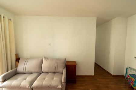 Sala de apartamento para alugar com 2 quartos, 72m² em Jardim Tupanci, Barueri