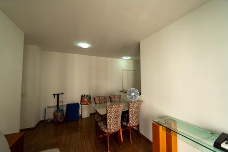 Sala de apartamento para alugar com 2 quartos, 72m² em Jardim Tupanci, Barueri