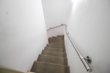 Casa de condomínio à venda com 75m², 2 quartos e 1 vagaEscada