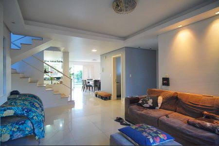 Casa para alugar com 241m², 3 quartos e 2 vagasSala