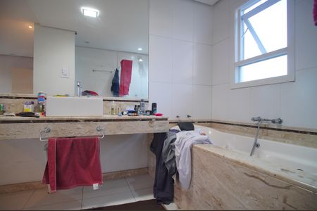 Casa para alugar com 241m², 3 quartos e 2 vagasBanheiro da Suíte 1