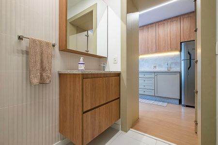 Banheiro de kitnet/studio para alugar com 1 quarto, 23m² em Pinheiros, São Paulo