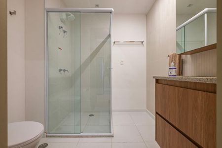 Banheiro de kitnet/studio para alugar com 1 quarto, 23m² em Pinheiros, São Paulo