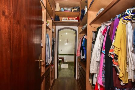 Casa à venda com 478m², 4 quartos e 10 vagasCloset da suíte 2