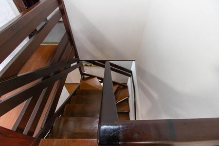 Casa para alugar com 290m², 4 quartos e 2 vagas Casa para alugar com 290m², 4 quartos e 2 vagasEscada