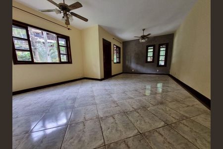Casa à venda com 3 quartos, 131m² em Itaipu, Niterói