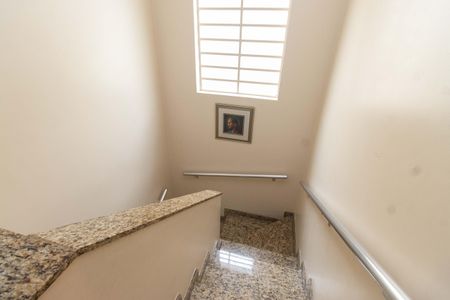 Casa à venda com 150m², 4 quartos e 2 vagasEscada