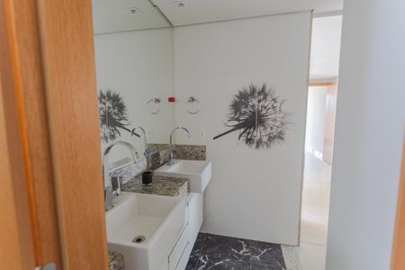 Apartamento à venda com 105m², 2 quartos e 3 vagas Apartamento à venda com 105m², 2 quartos e 3 vagasBanheiro da Suíte 1